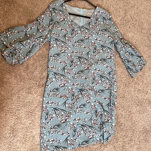 Short dress with flared sleeves